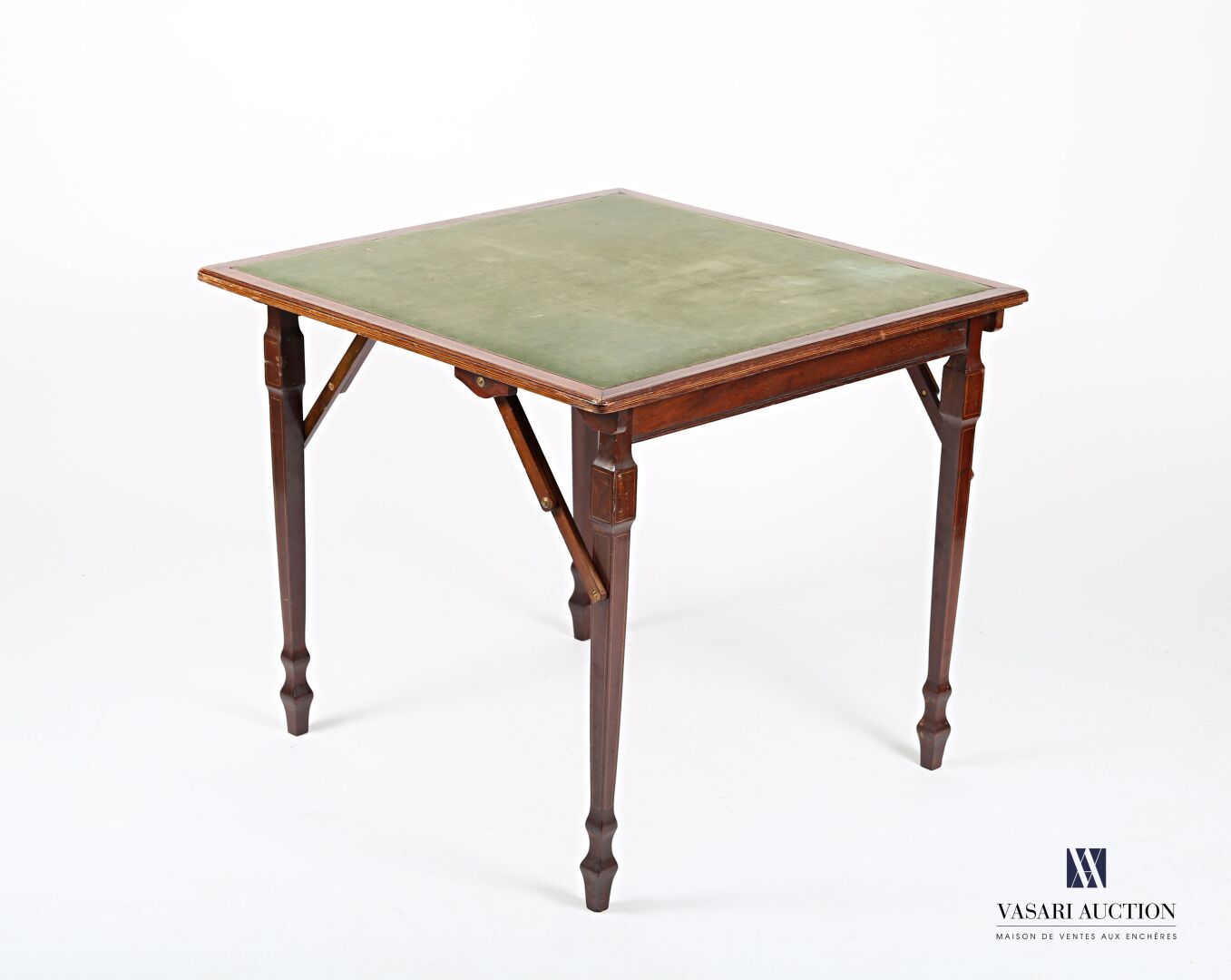 Null 桃花心木贴面的游戏桌，长方形的桌面上有绿色的毛毡，边上有镶嵌匈牙利点的楣，它放在四个锥形的折叠腿上，上面有细丝装饰。

19世纪的英国作品

(有些磨&hellip;