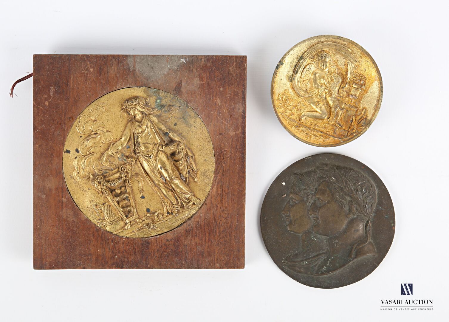 Null Lotto comprendente una medaglia in bronzo dorato raffigurante una Vestale i&hellip;