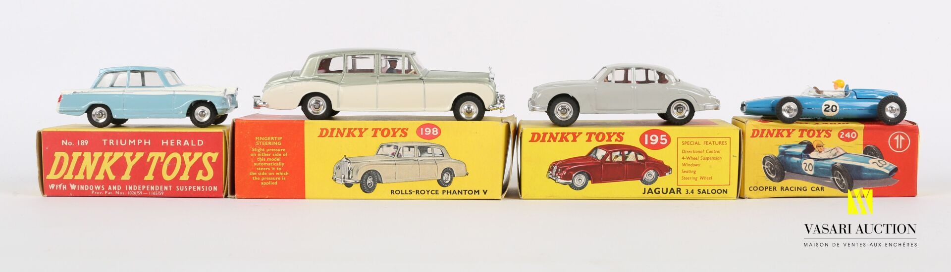 Null DINKY TOYS (GB)

Lot of four vehicles : Triumph Herald Ref 189 - Jaguar 3.4&hellip;
