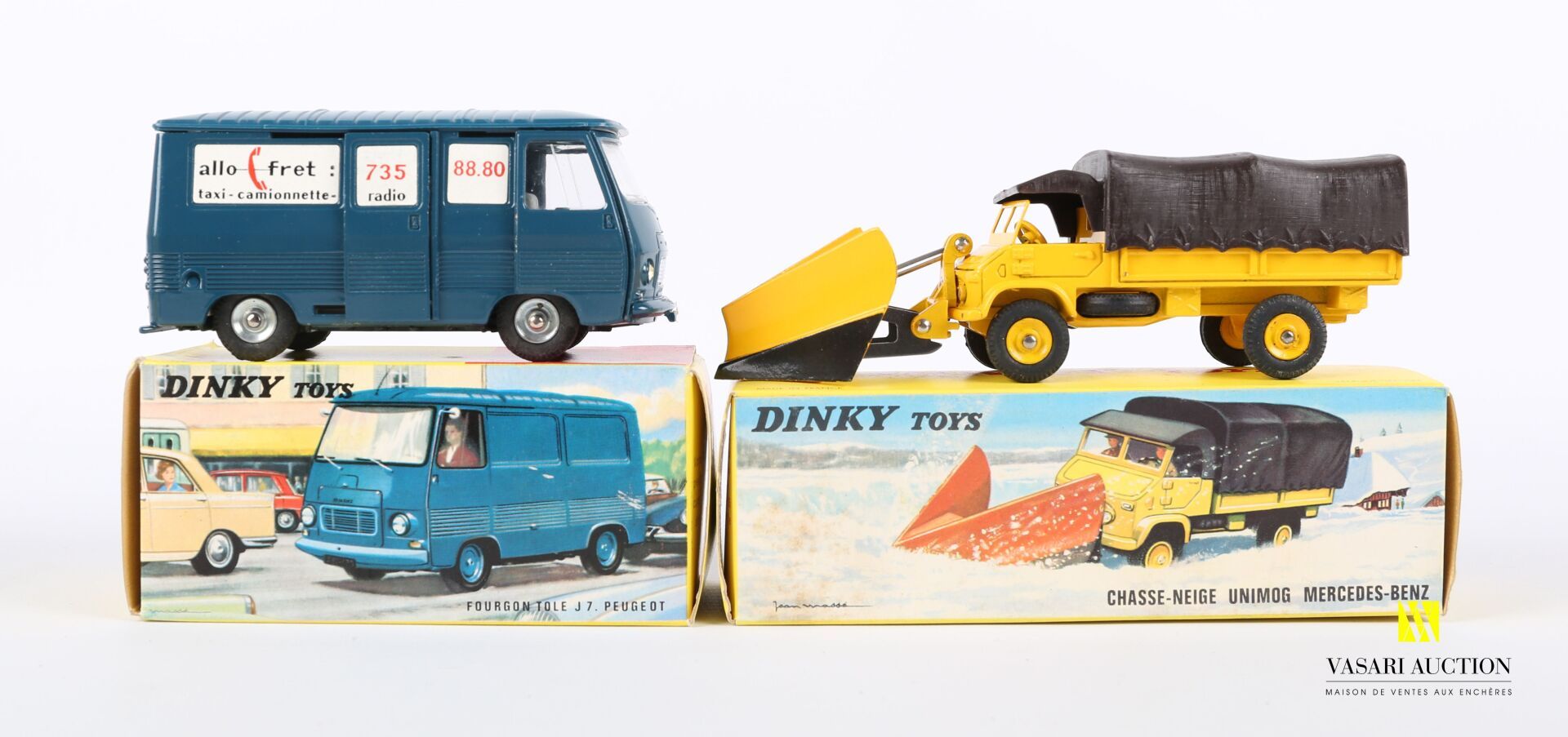 Null DINKY TOYS (FR)

Lot of two vehicles : Mercedes Benz snowplow Ref 567 - Peu&hellip;