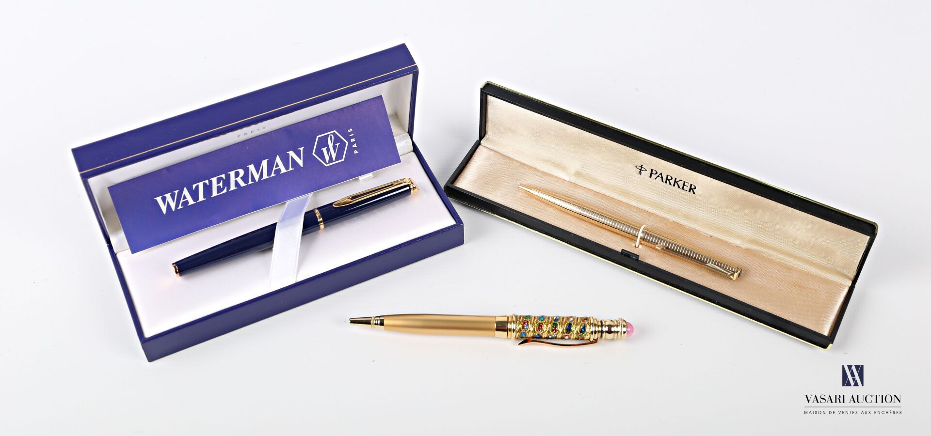 Null 一套三支笔，一支沃特曼为赛诺菲公司制造的蓝色和金色漆面金属笔，装在原来的盒子里，一支帕克金色金属笔，装在原来的盒子里，还有一支无明显标记的彩色丝带装饰&hellip;