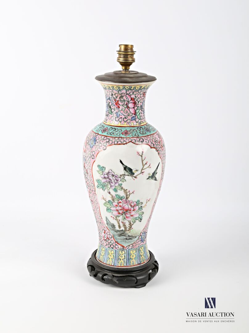 Null CHINA

White porcelain baluster lamp base decorated with polychrome enamels&hellip;