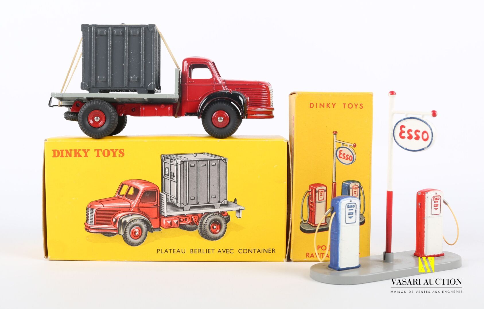 Null DINKY TOYS (FR)

Lot including two references : Berliet tray with container&hellip;