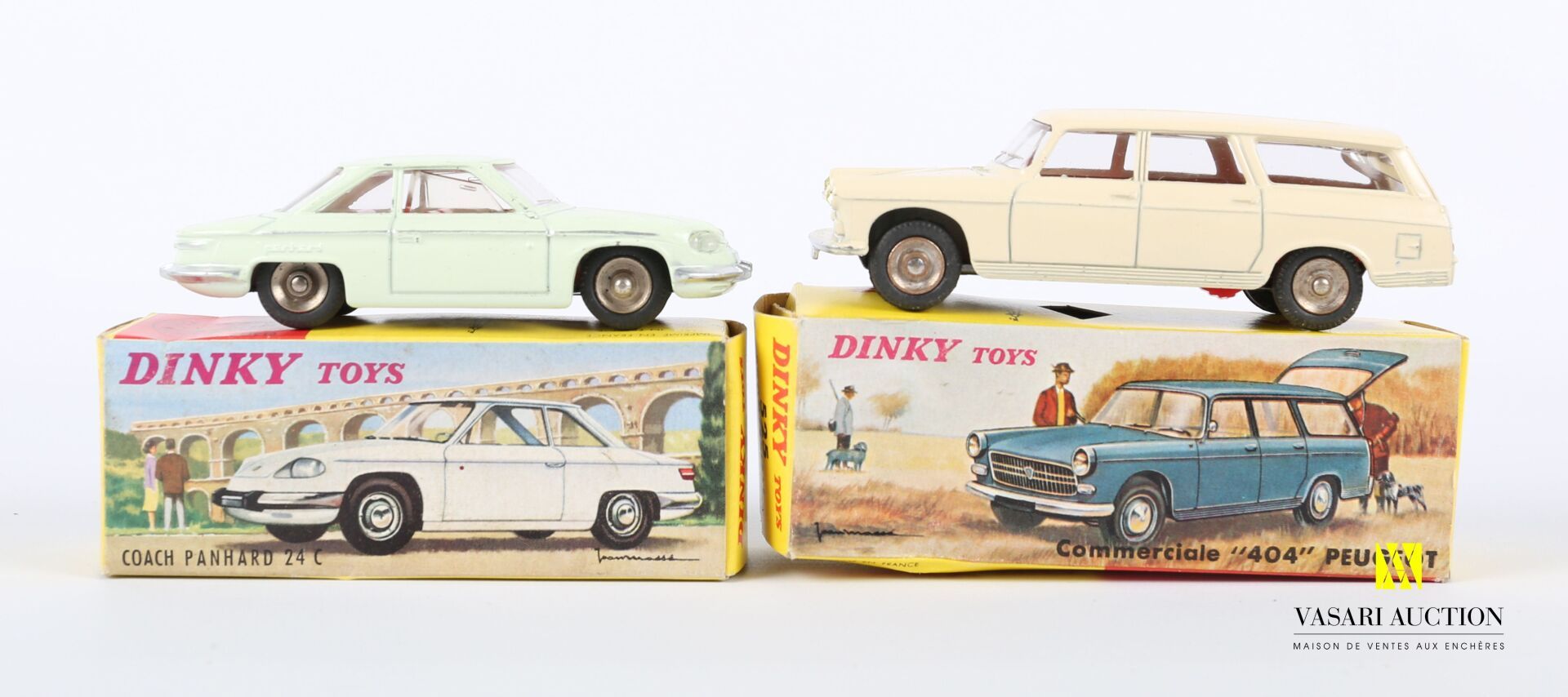 Null DINKY TOYS (FR)

Lot of two vehicles : Coach Panhard 24C Ref 524 - Commerci&hellip;