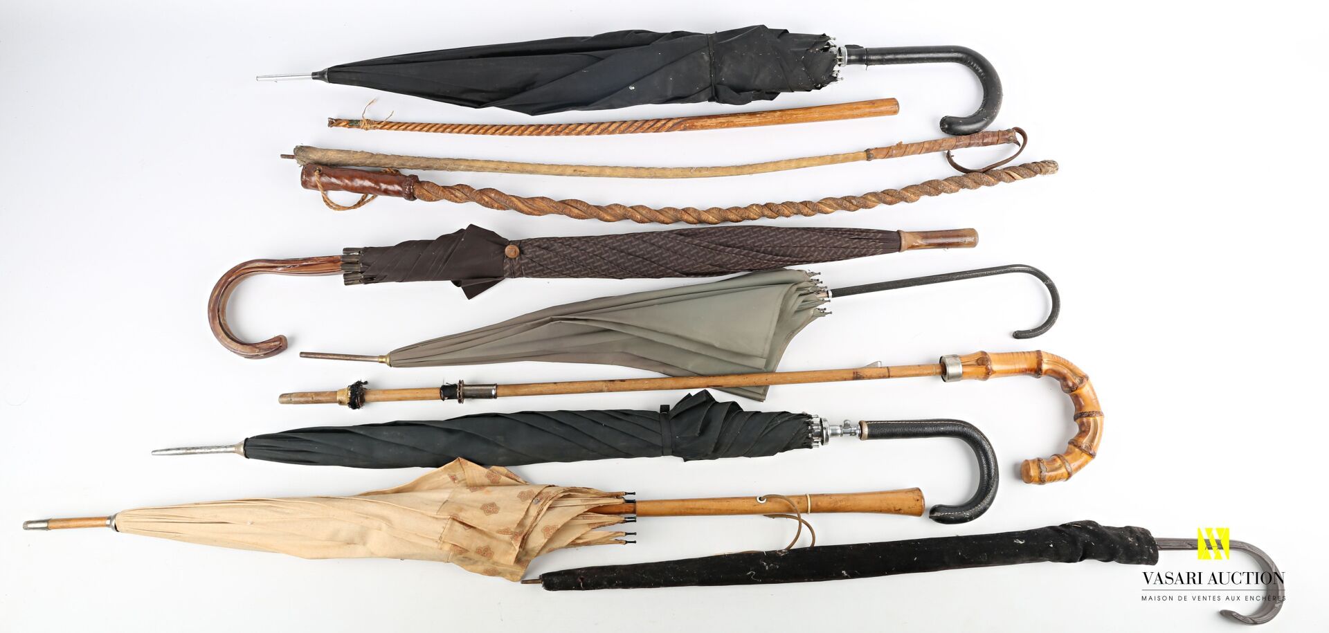 Null 拍品包括六把雨伞和三条鞭子。

(事故、遗失、不完整、按原样出售)