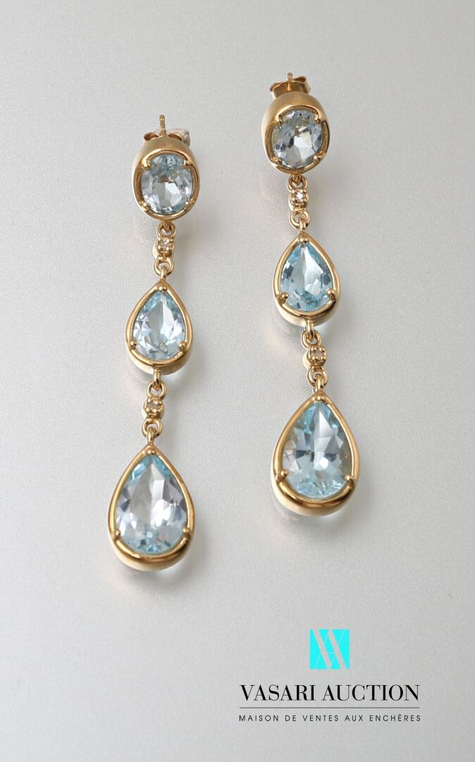 Null Pair of vermeil earrings adorned with an oval topaz supporting two pear-sha&hellip;