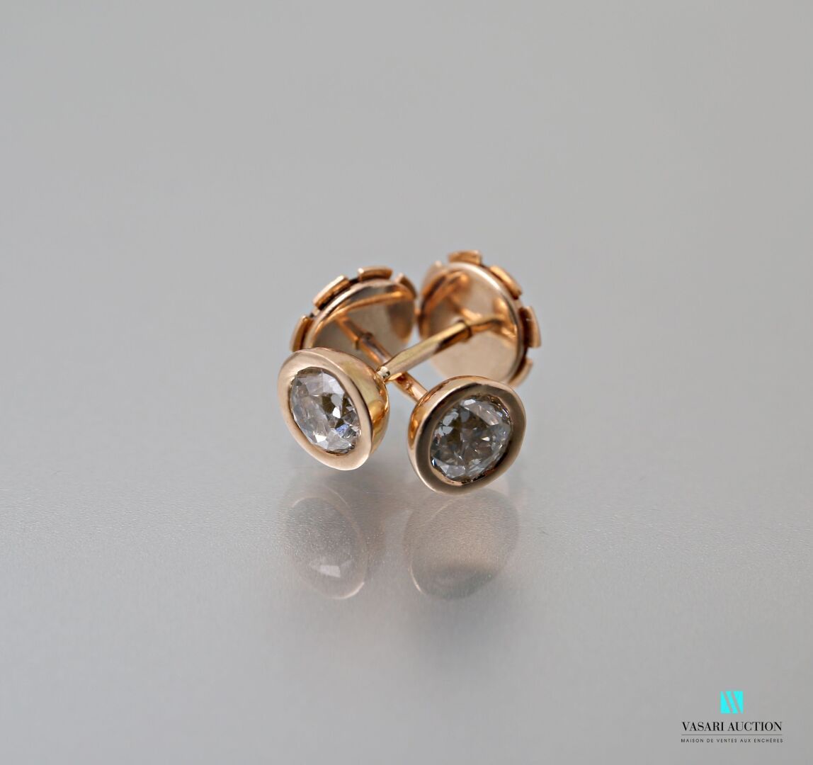 Null Paire de clous d'oreilles en or rose 750 millièmes sertis de diamants taill&hellip;