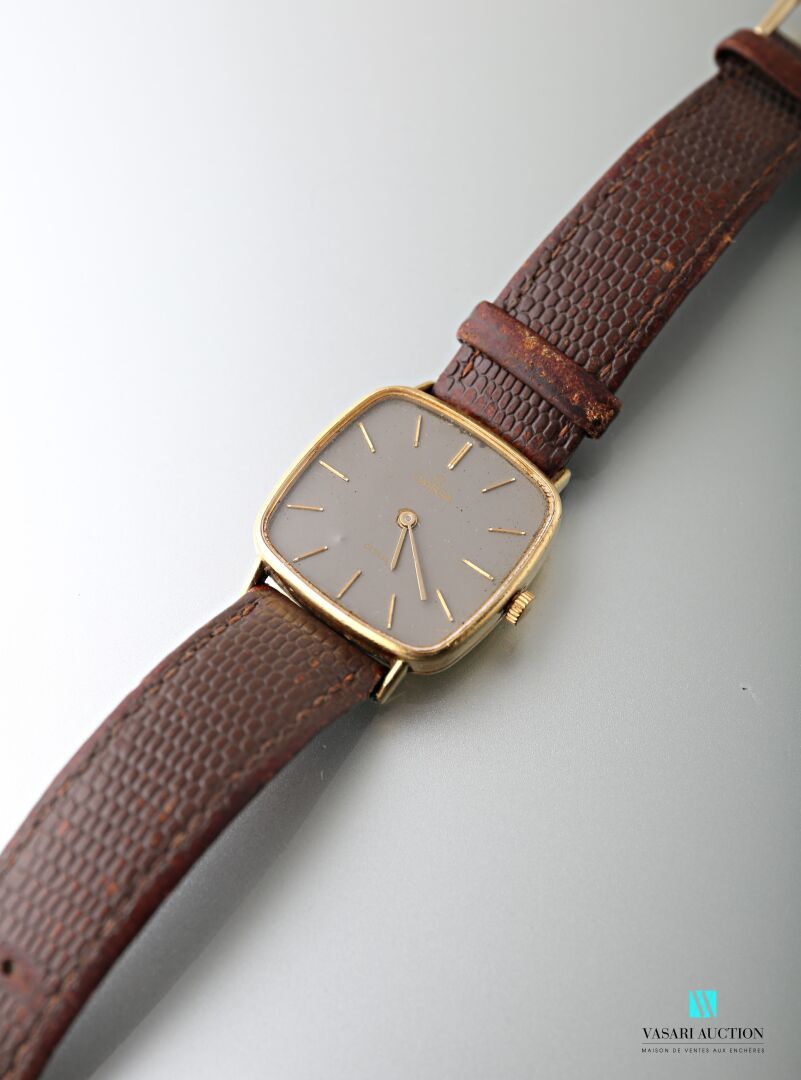 Null 欧米茄，德维尔，男士腕表，75万分之一黄金方形表壳，灰色表盘，黄金时标，石英机芯，磨损的皮革表带，约1980年，总重32.4克。