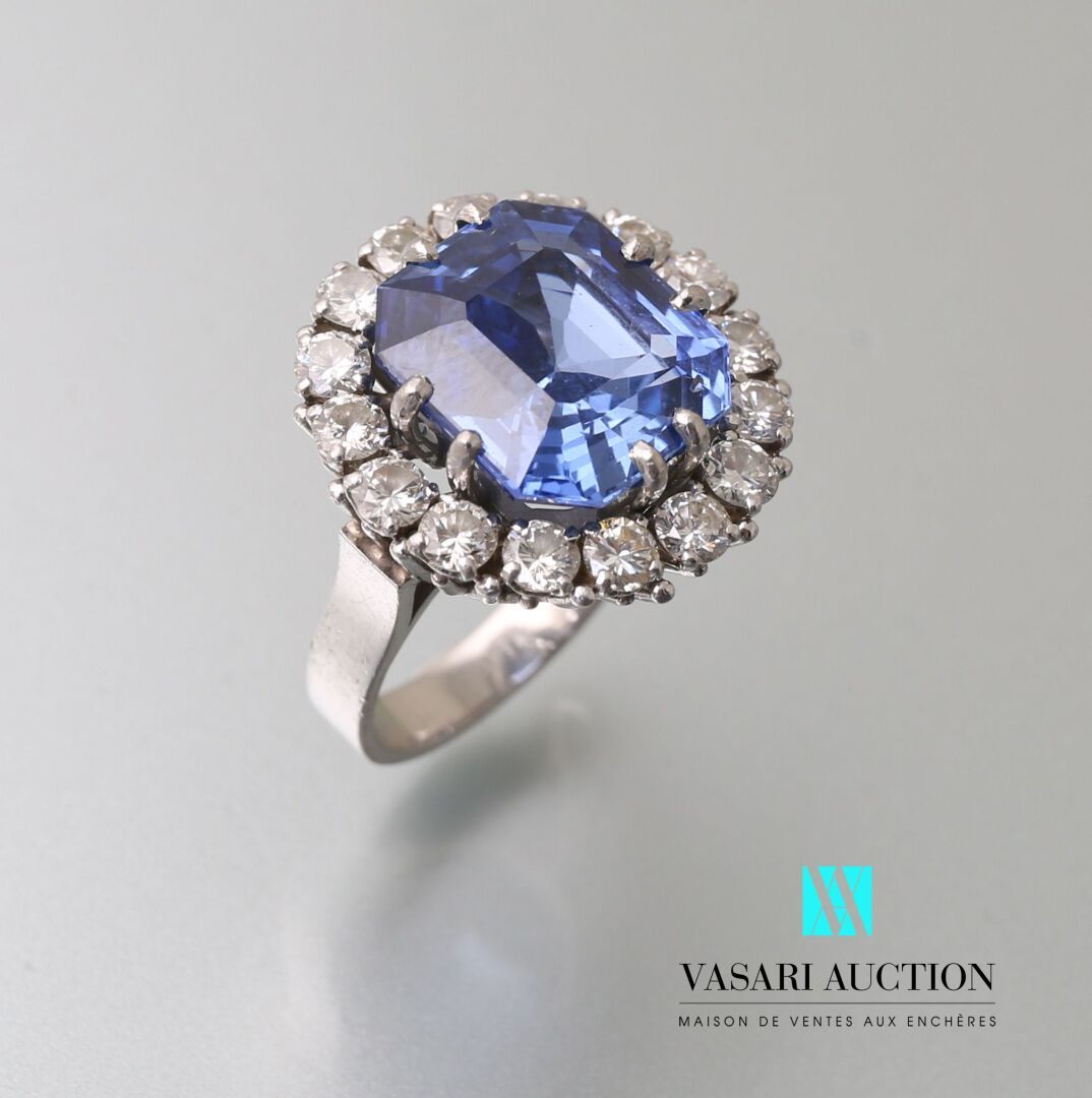Null 铂金85万分之一的戒指，镶嵌着一颗长方形的蓝宝石，边上有16颗约0.05克拉的钻石环绕，11.8克。1970年的设定。鹰和狗头的印记。

蓝宝石的尺寸&hellip;