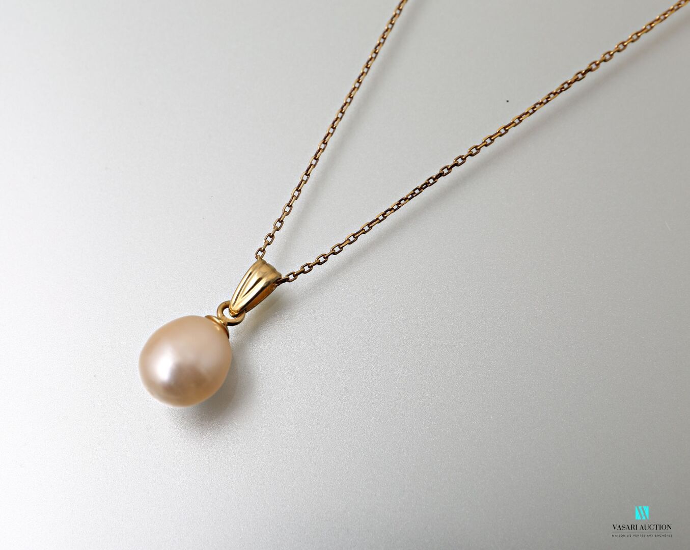 Null 第750000号黄金链和一个装饰有梨形养殖珍珠的吊坠

毛重：6克。链条长度为45厘米。吊坠的长度为2厘米。