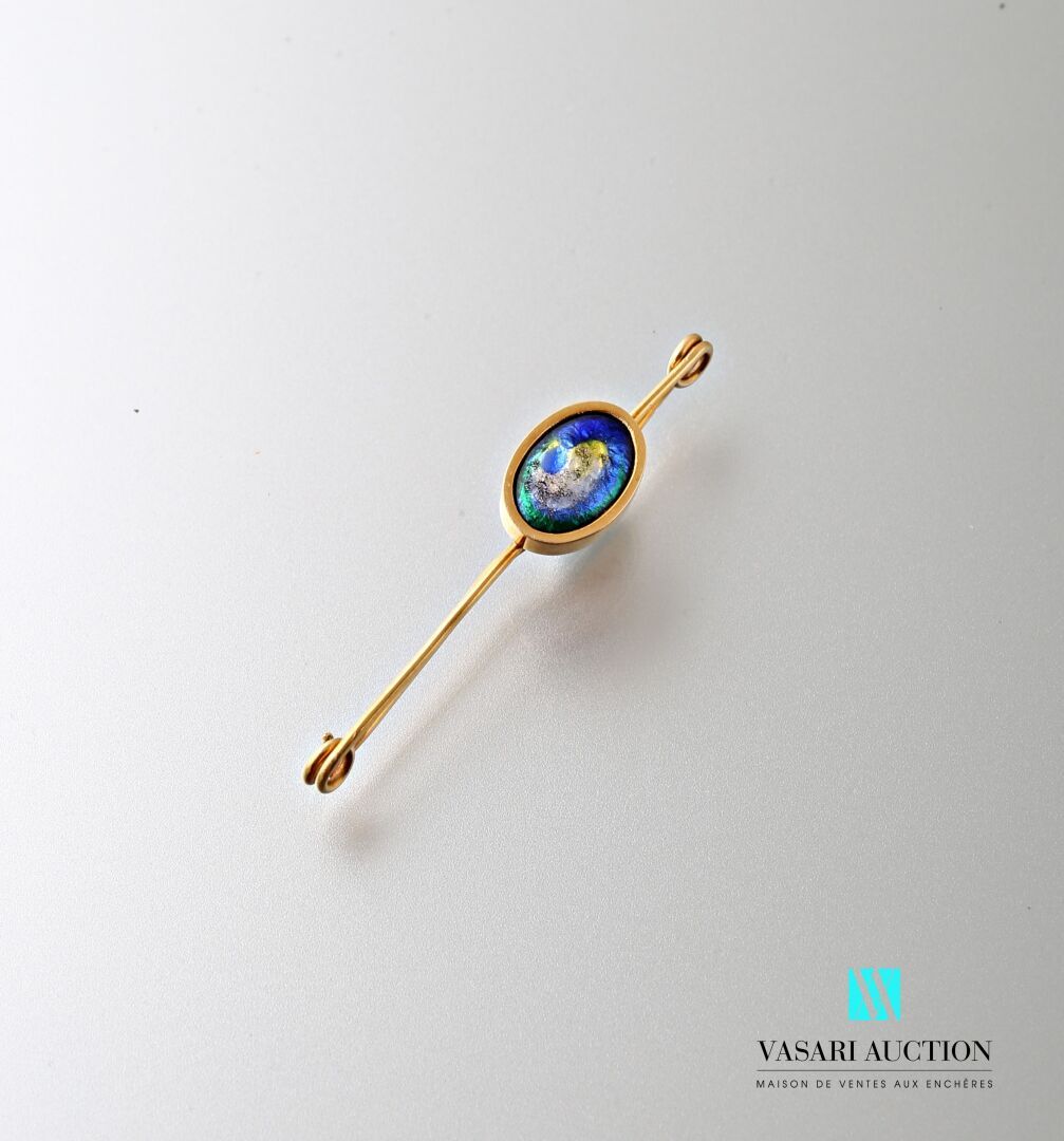 Null Nurse pin in yellow gold 750 thousandths decorated with an oval enamelled b&hellip;