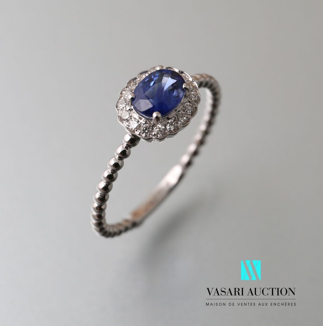 Null 75万白金戒指，中央镶嵌一颗0.60克拉的椭圆形蓝宝石，边缘有一排亮光，肩部有弦。

毛重：1.63克 - 手指尺寸：51