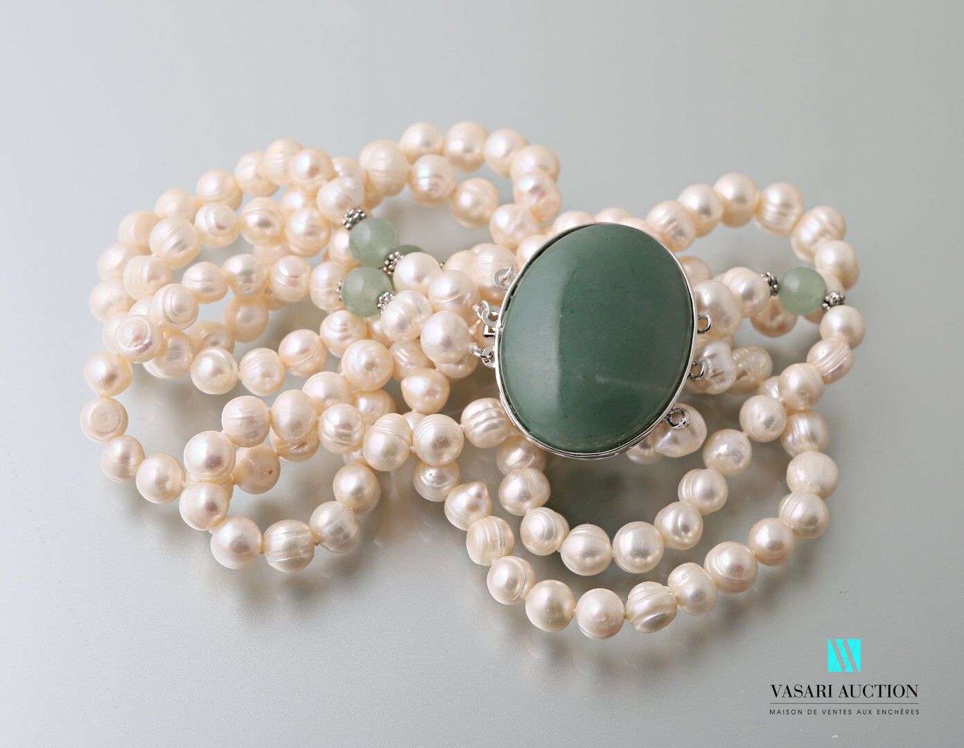 Null 三排淡水养殖珍珠项链，绿色玛瑙凸圆形扣。

长度：45厘米
