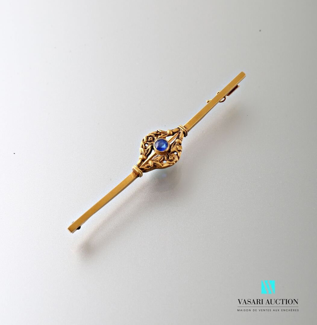 Null 750千分之一黄金胸针，中央装饰玫瑰花环，包围着一颗圆形合成蓝宝石，约1900年

毛重：3.2克。长6,5厘米