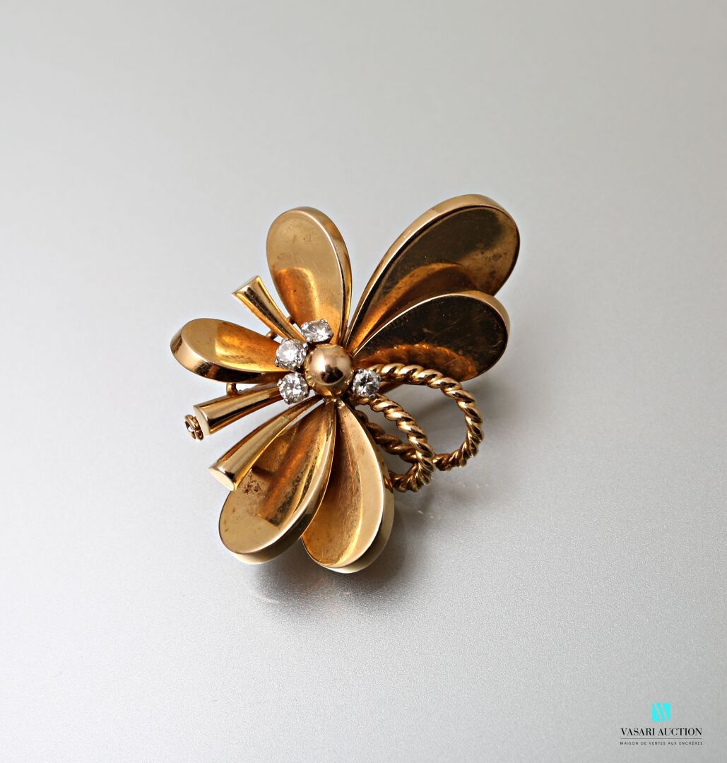 Null Mauboussin, Brooch in the shape of stylized flower in yellow gold 750 thous&hellip;