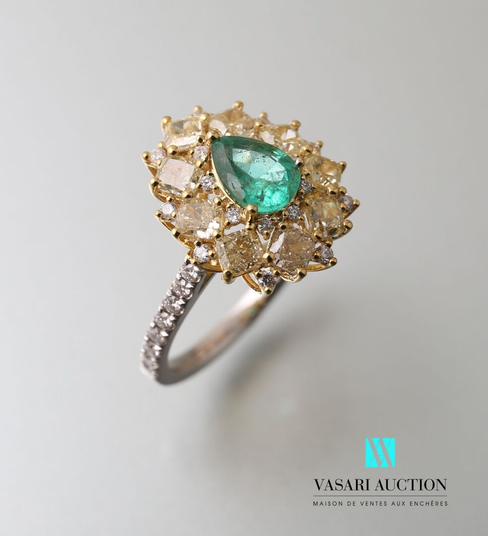 Null 黄白金梨形戒指，在9颗公主式切割的香槟色钻石的衬托下，镶嵌了一颗0.55克拉的梨形祖母绿，肩部由一排白钻突出。

毛重：3.78克 - 手指尺寸：52&hellip;