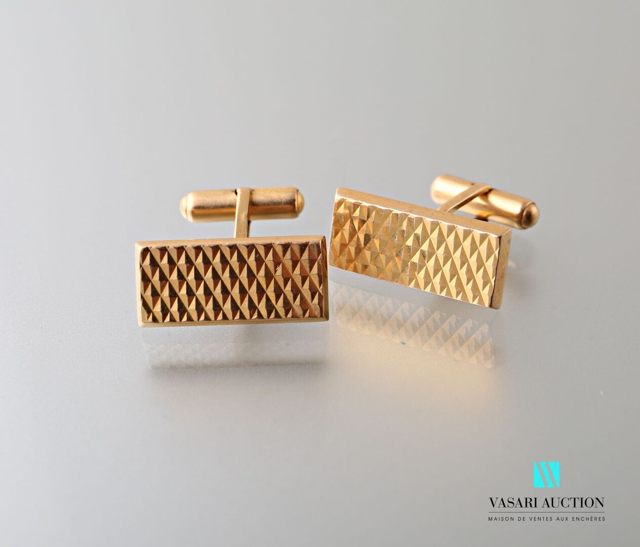 Null Pair of cufflinks in yellow gold 750 thousandths, rectangular designs with &hellip;