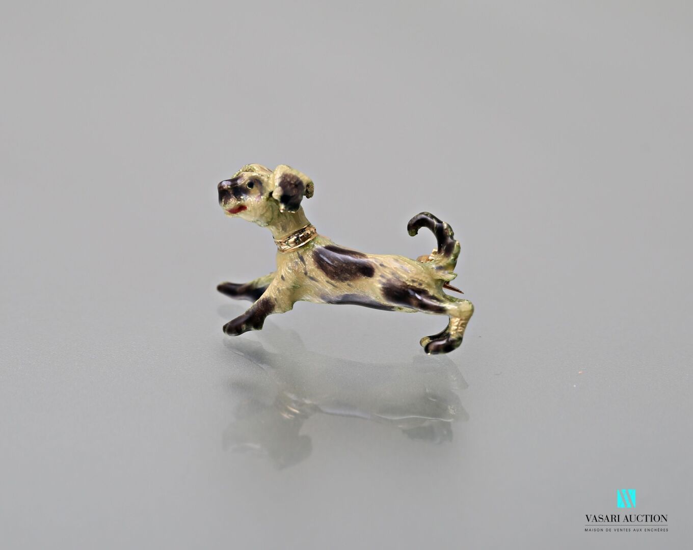 Null Brooch in yellow gold 750 thousandths enamelled representing a dog running &hellip;
