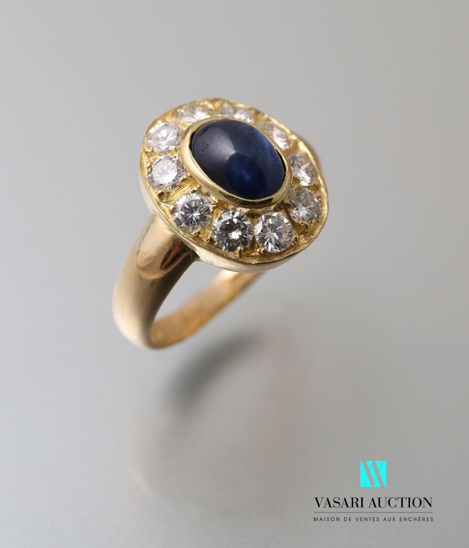 Null 第75万枚黄金戒指，中央镶嵌凸圆形蓝宝石，周围有10颗约0.10克拉的钻石

毛重：5.1克 - 手指尺寸：52