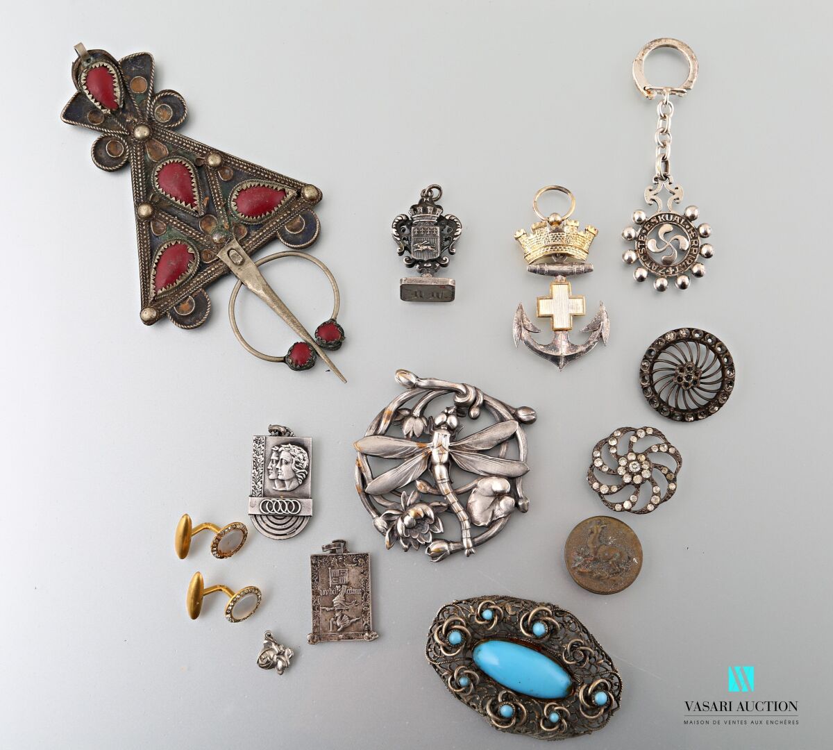 Null Lot de bijoux fantaisie : une importante broche pendentif Art Nouveau à mot&hellip;