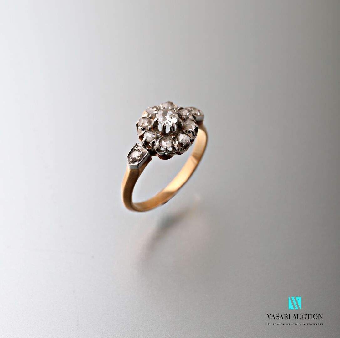 Null 雏菊戒指，玫瑰金和白金75千分之一，镶嵌老式和粉红切割钻石，20世纪初

毛重：3.1克 - 手指尺寸：51

标有一个鹰头。

中央钻石：约0.15&hellip;