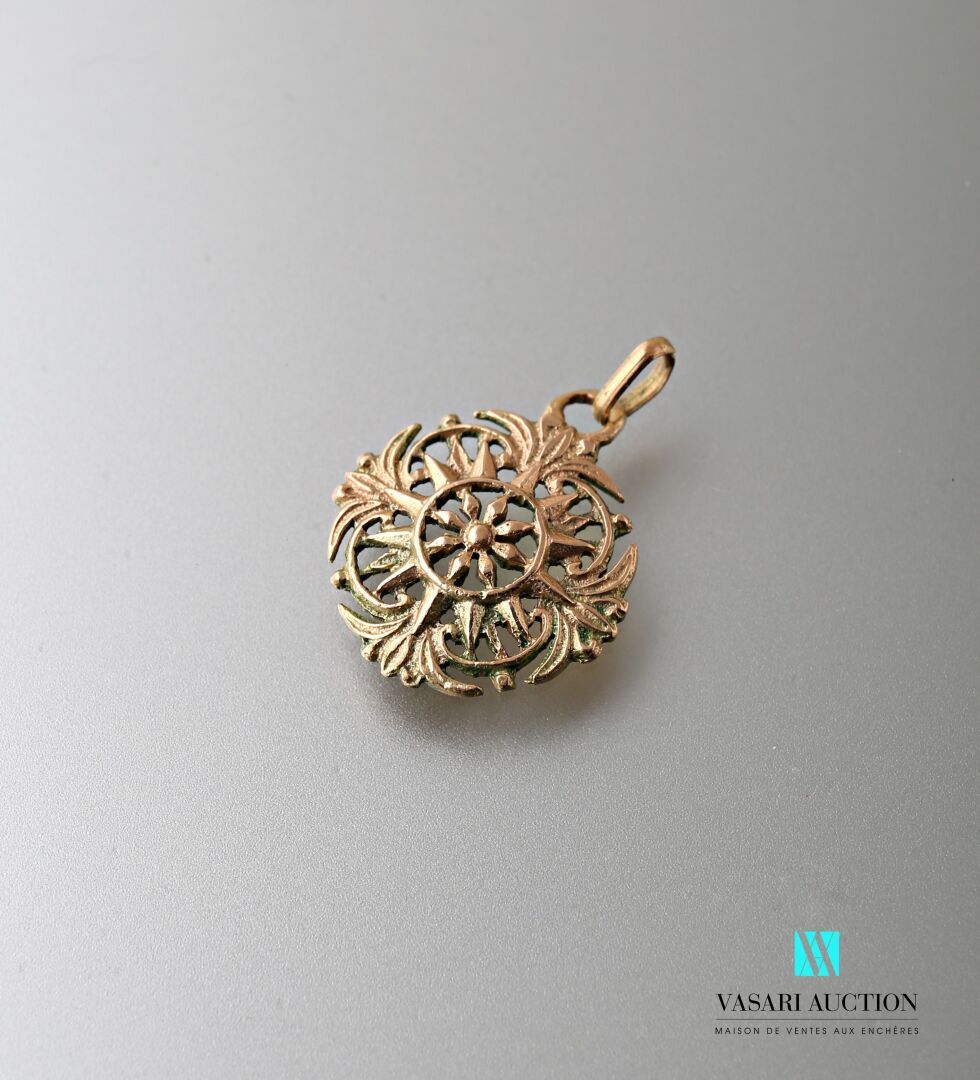 Null Gold charm 585 thousandths round openwork with radiant decoration and styli&hellip;