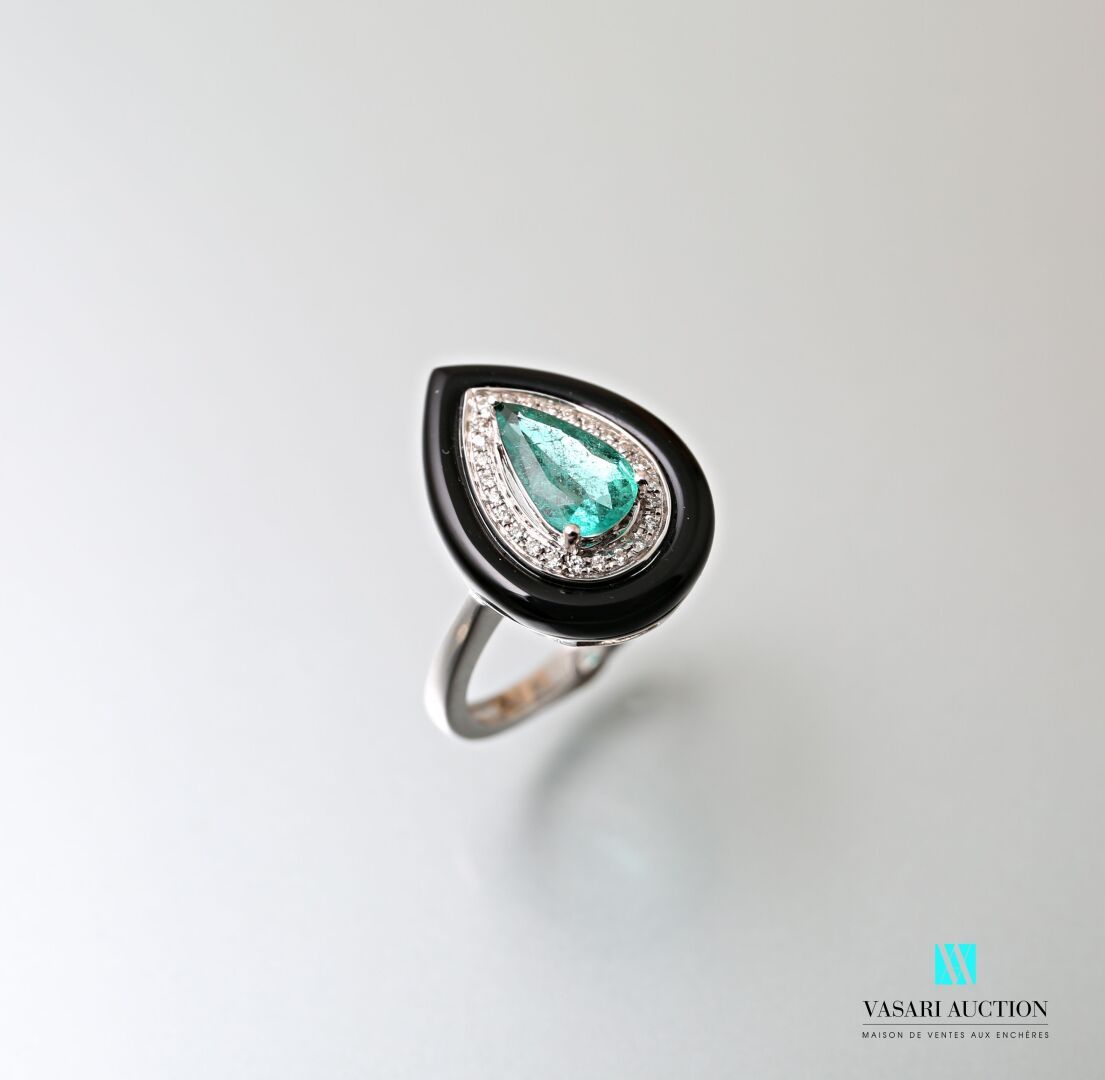 Null Ring piriform in white gold 750 thousandth set in its center of an emerald &hellip;