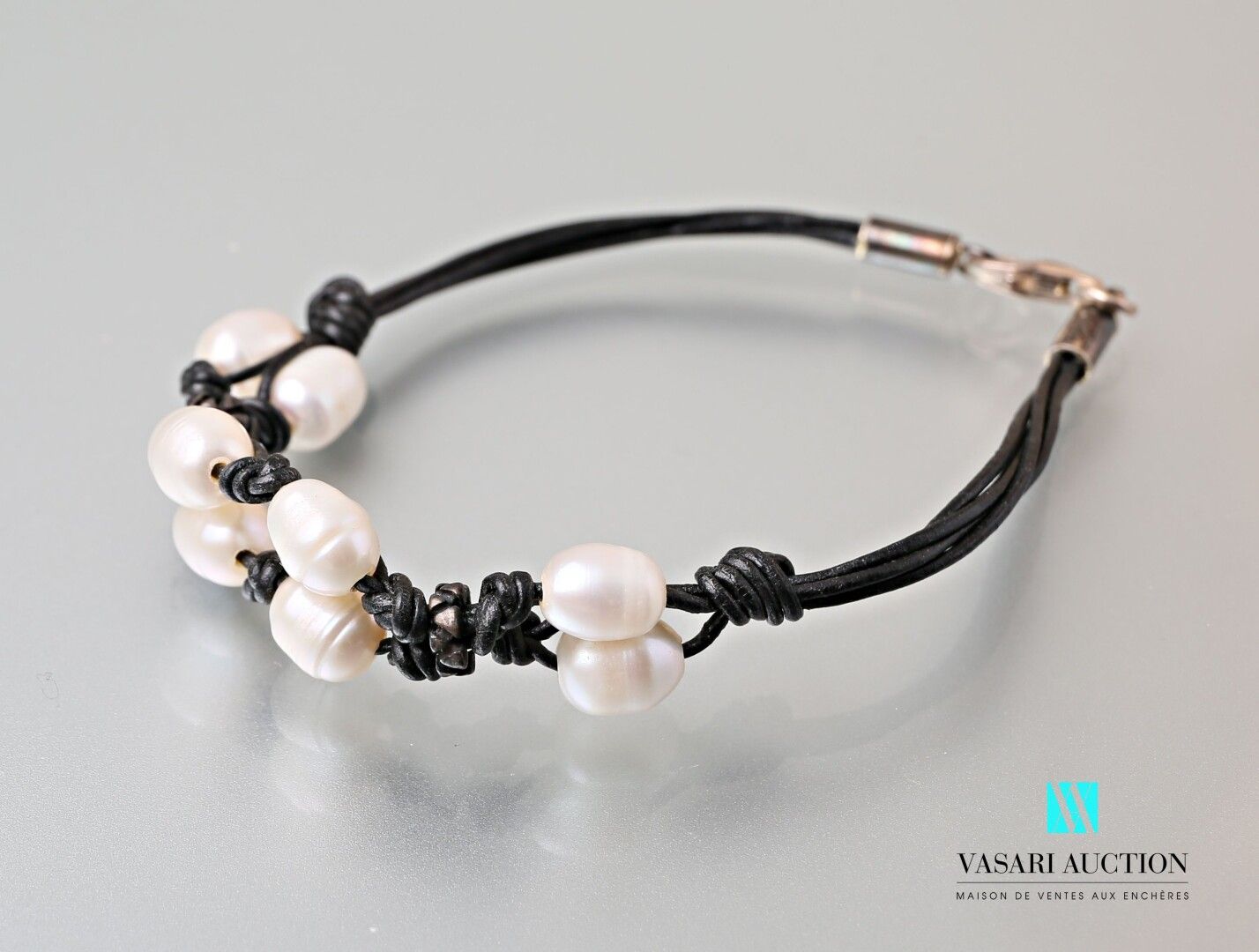 Null Bracelet decorated with freshwater pearls on black cord, the clasp snap hoo&hellip;