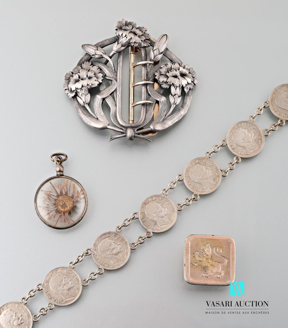 Null 一批银质珠宝：一个带有康乃馨装饰的新艺术主义皮带扣，一个带有凹凸不平的狮子装饰的纽扣，一个带有7个50段1915年南斯拉夫硬币的灵活手镯和一个带有玻璃&hellip;