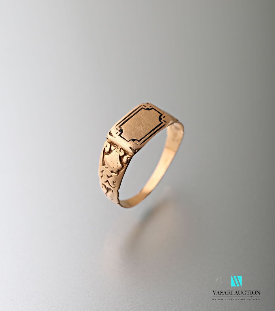 Null 一枚19世纪末的千分之七十五黄金戒指，扁平的戒指，长方形的中心装饰着黑色珐琅的双网，肩部有贝壳装饰。磨损，丢失珐琅。

毛重：1.7克 - 手指尺寸：&hellip;