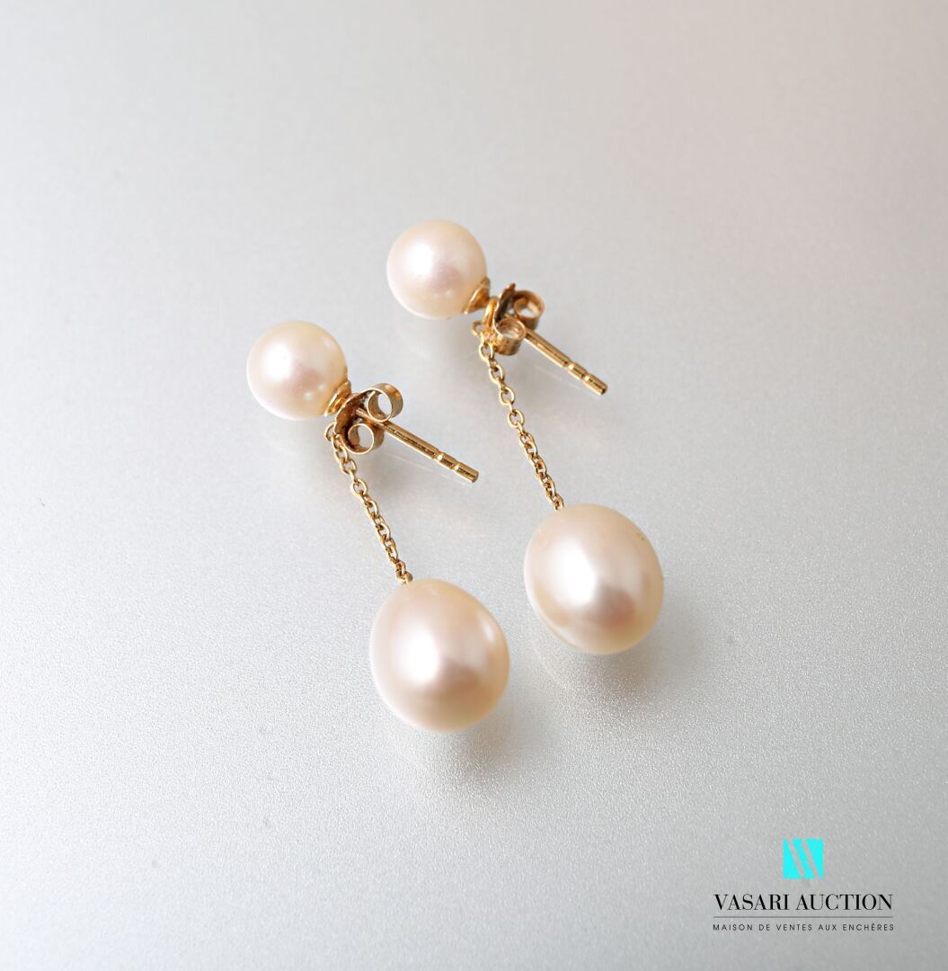 Null Pair of earrings in yellow gold 750 thousandths and pearls of culture, the &hellip;