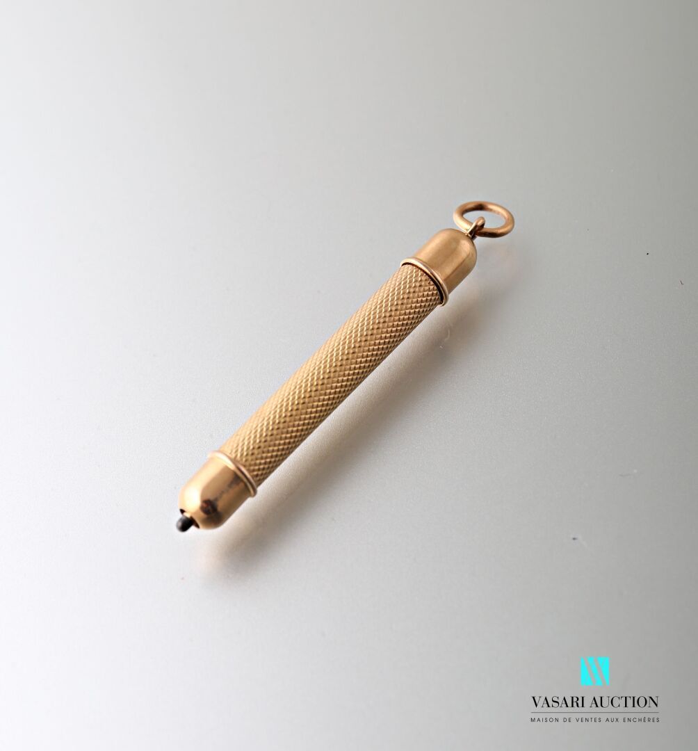 Null 包的机械铅笔，镶嵌在黄金75万分之一的玑镂。

毛重9,7克。

标有一个鹰头。