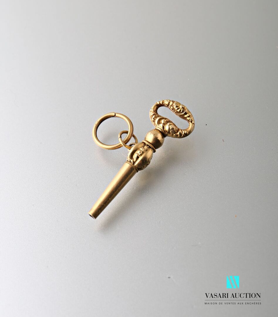 Null Yellow gold winding key 750 thousandths with floral decoration embossed and&hellip;