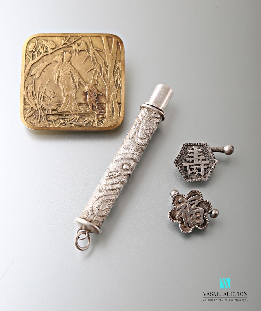 Null 一套具有日本或中国装饰的小物件：一对银质袖扣，一个是六边形，另一个是多叶形，装饰有玑镂背景的汉字，一个银质铅笔盒，上面有龙形的浮雕装饰，一个大的方形鎏&hellip;