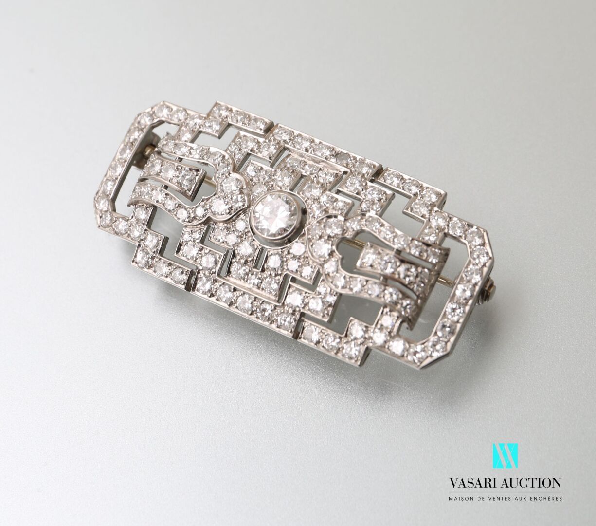 Null Broche plaque Art Déco en platine 850 millièmes pavée de diamants dans des &hellip;