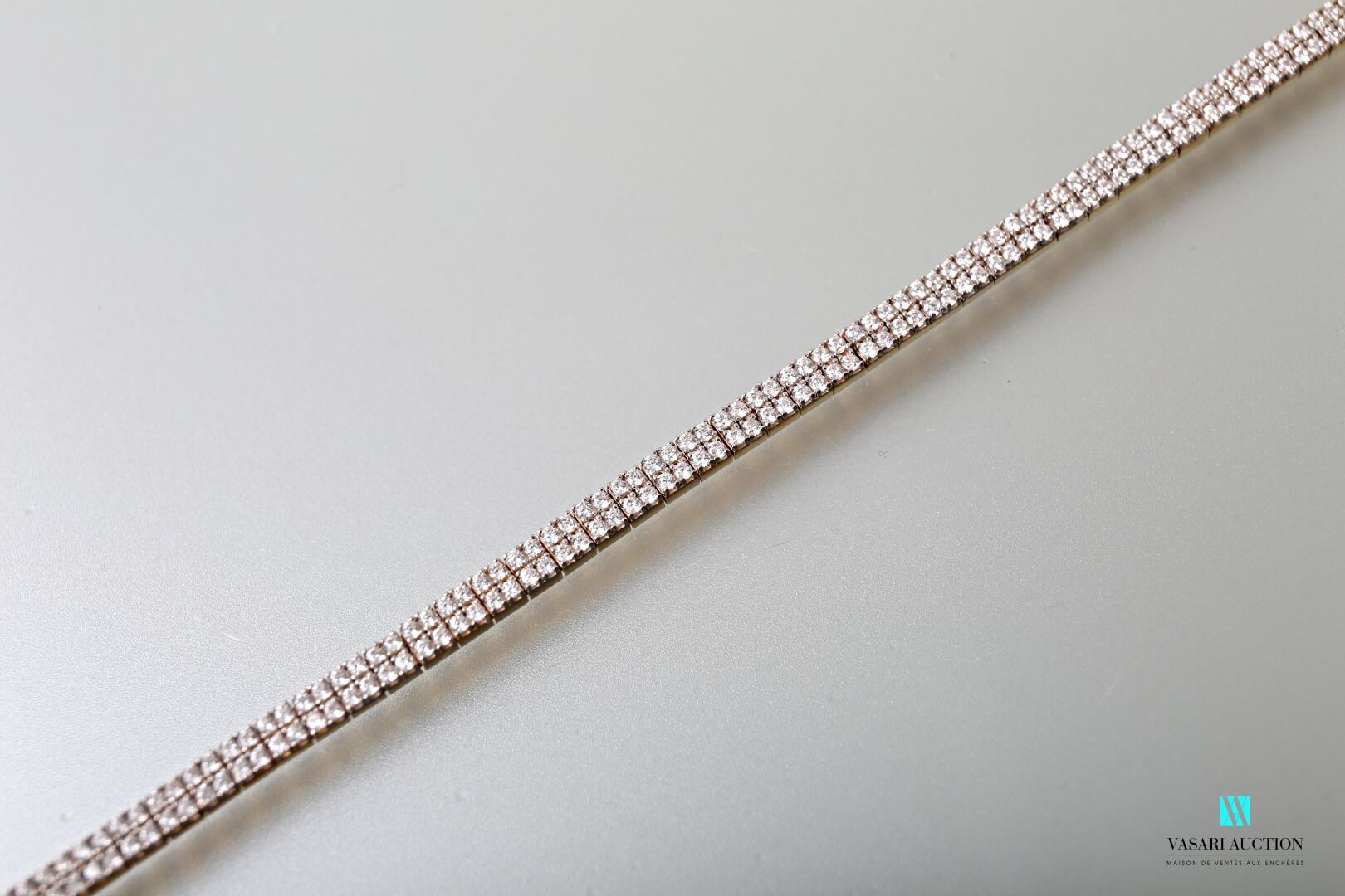 Null Linienarmband aus 750er Gelbgold, besetzt mit zwei Reihen kleiner weißer Im&hellip;