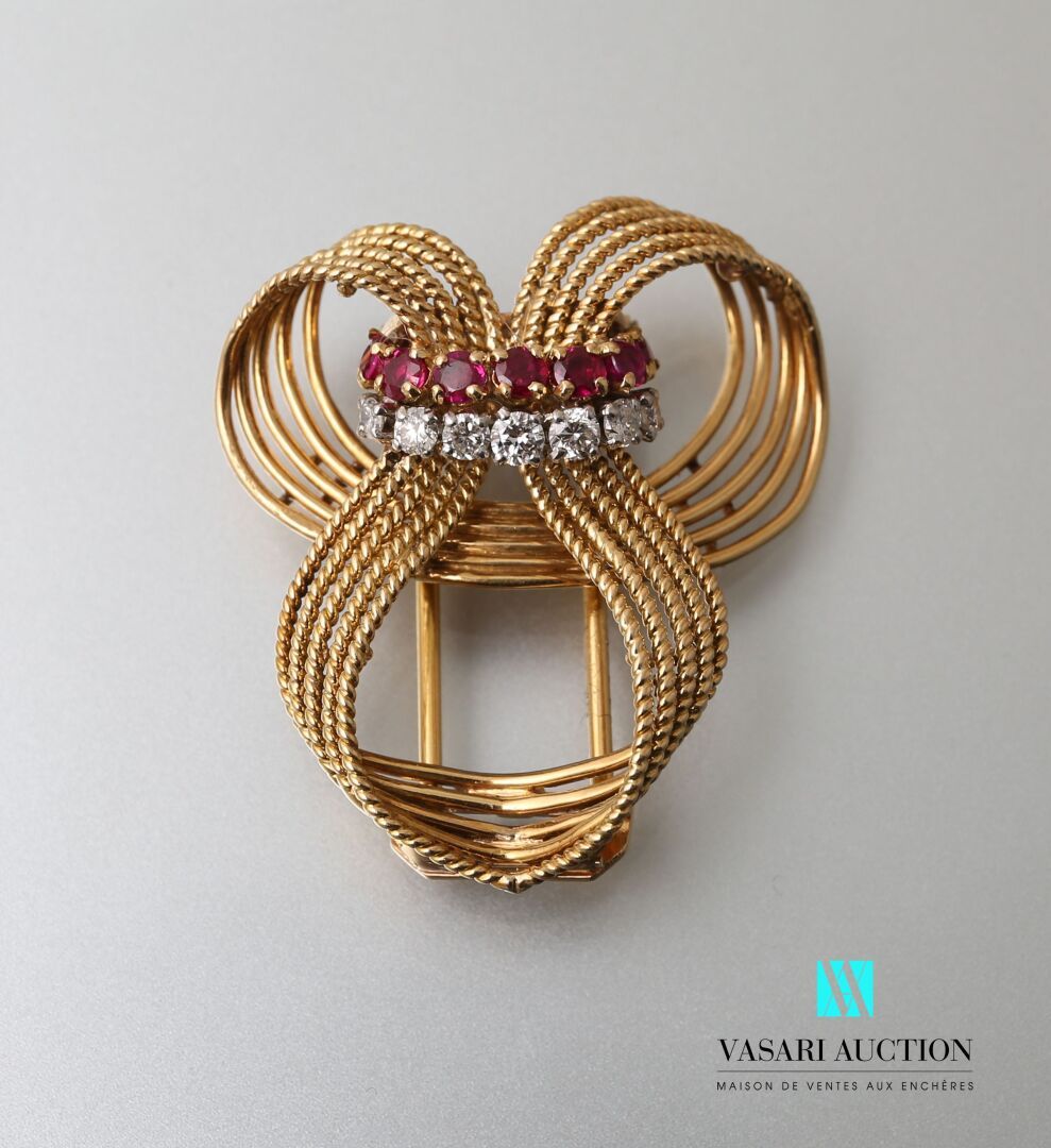 Null Marchak Paris，750千分之一的黄金胸针，由光滑和扭曲的金线组成涡旋状，中间装饰着一排七颗钻石和七颗圆形红宝石，签名为Marchak Pa&hellip;