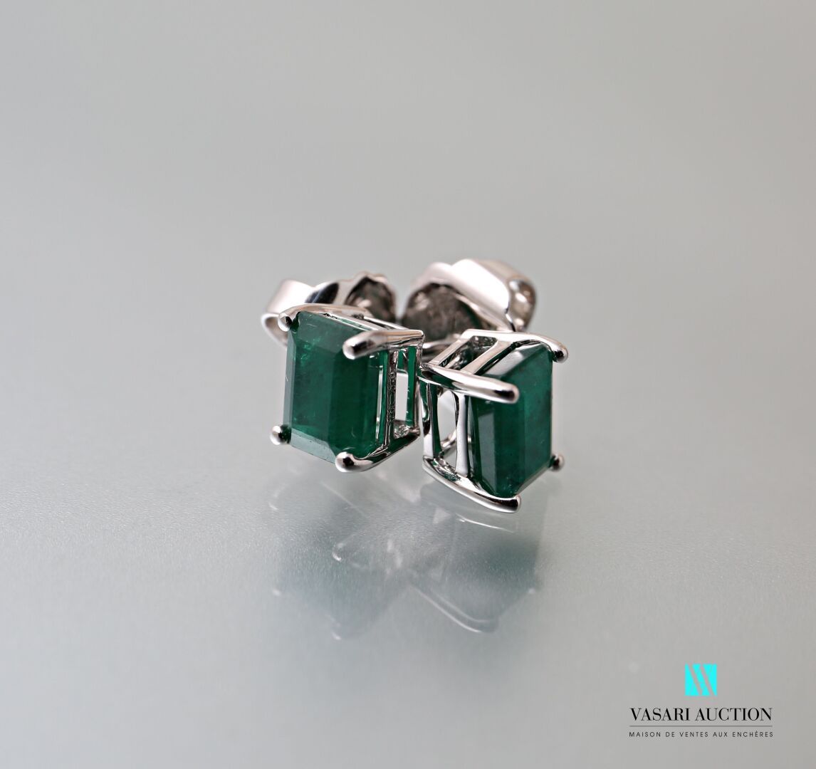 Null Pair of earrings in white gold 750 thousandths adorned with two emerald-cut&hellip;