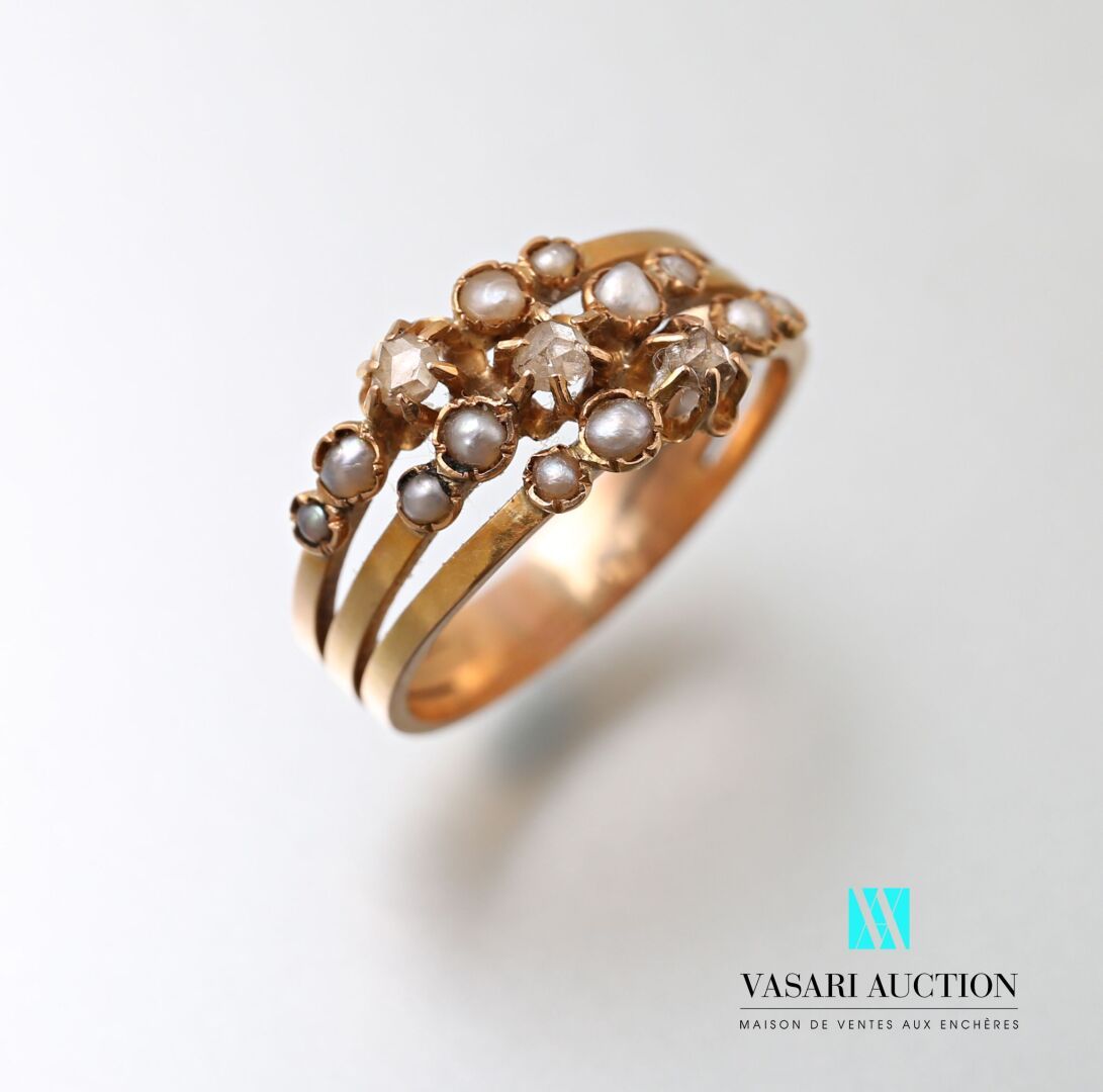 Null 千分之七十五的黄金戒指，三个平环中间镶嵌着玫瑰式切割的钻石，每边有两个半珍珠。

19世纪晚期

毛重：2.7克 - 手指尺寸：50

(戒指背面的修&hellip;