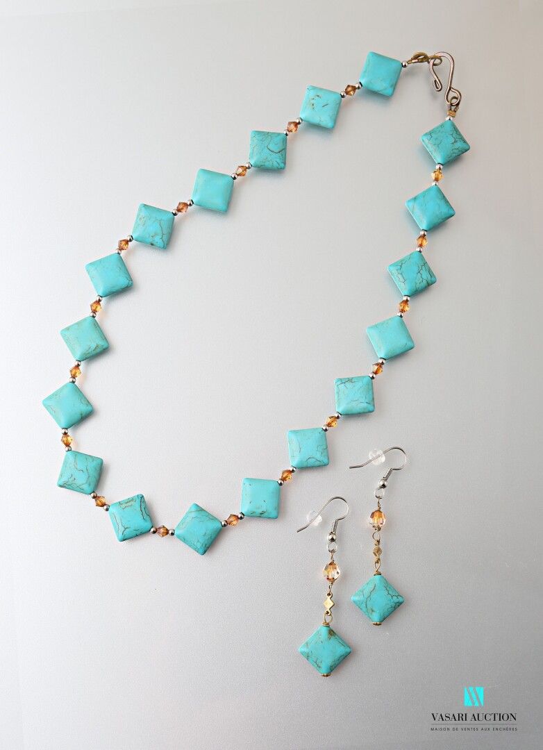 Null 半件套包括一条项链和一对耳环，装饰有方形的绿松石仿制品和切面的琥珀珠子。

项链：长度：44厘米