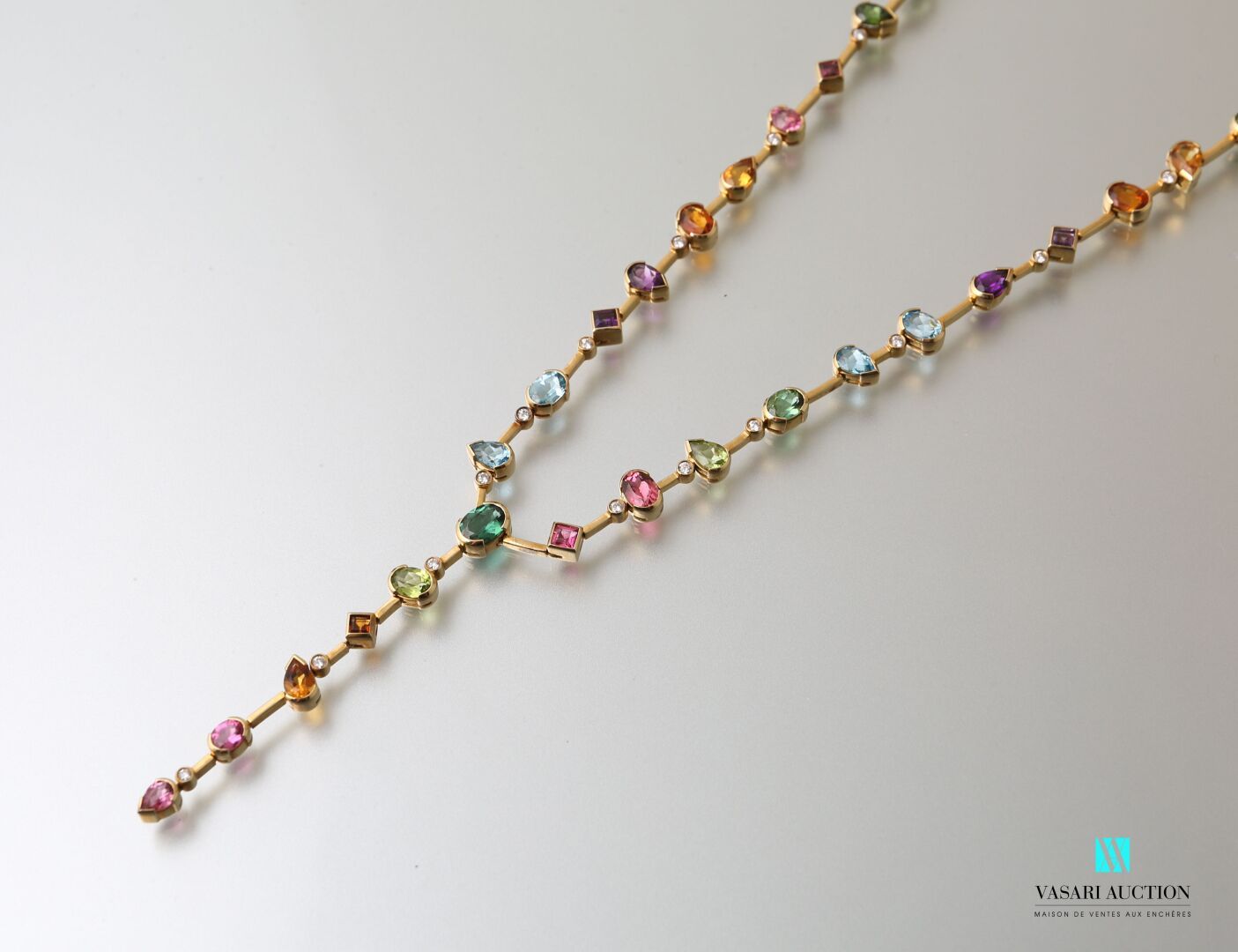 Null 黄金项链75万，镶嵌了多颗梨形、椭圆形或方形的多色宝石，其中有紫水晶、黄水晶、海蓝宝石、碧玺和封闭式镶嵌的小钻石。猫头鹰的标志。

毛重：46.9克 &hellip;