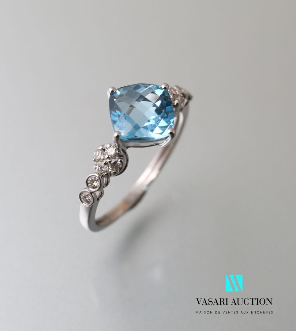 Null 75万白金戒指，镶有1.95克拉的枕形切割蓝色托帕石和白色钻石。

毛重：1.85克 - 手指尺寸：51