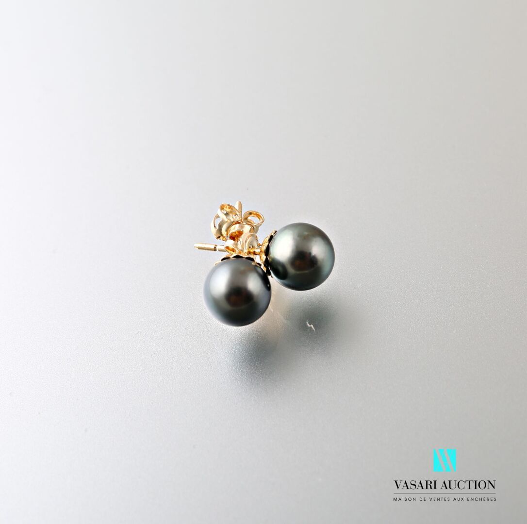 Null 750千分之一黄金耳环一对，饰以两颗8.5/9毫米的大溪地珍珠，比利时扣子。

毛重 : 2,75 g