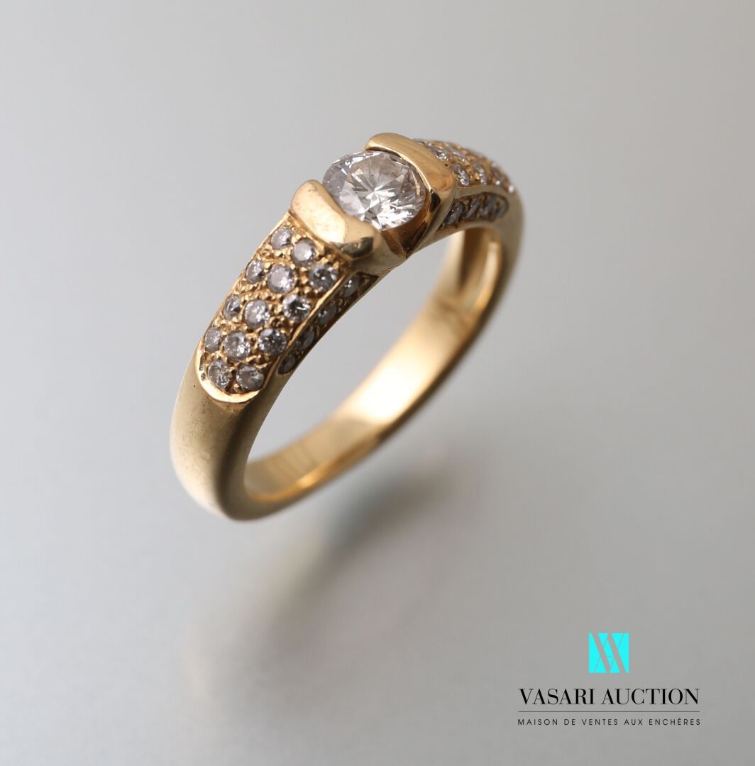 Null 75万分之一的黄金戒指，中央镶嵌约0.30克拉的明亮型钻石，并由小型明亮型钻石铺垫。标有一个鹰头。

毛重：4.9克 - 手指尺寸：50