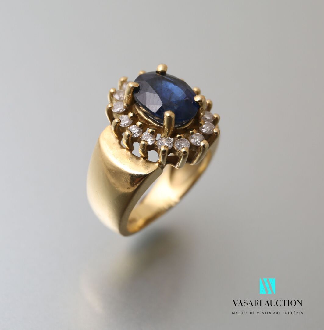Null Yellow gold ring 750 thousandth set with a central oval sapphire surrounded&hellip;
