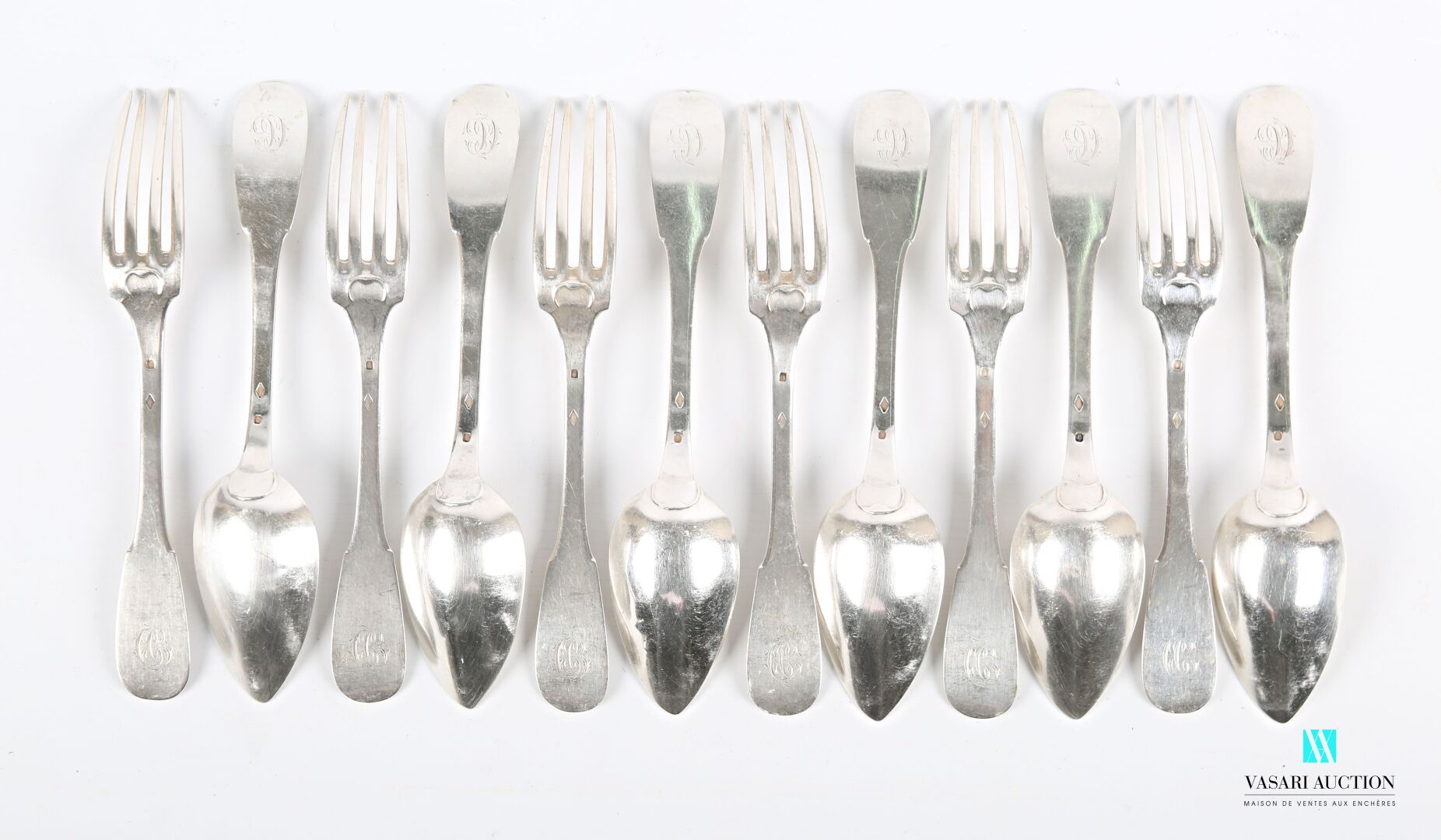 Null 一套六件银质餐具，Vieux Paris型号的手柄上装饰着一个无定形的人物。

金匠大师:L. Bouffet

重量 : 851,88 g