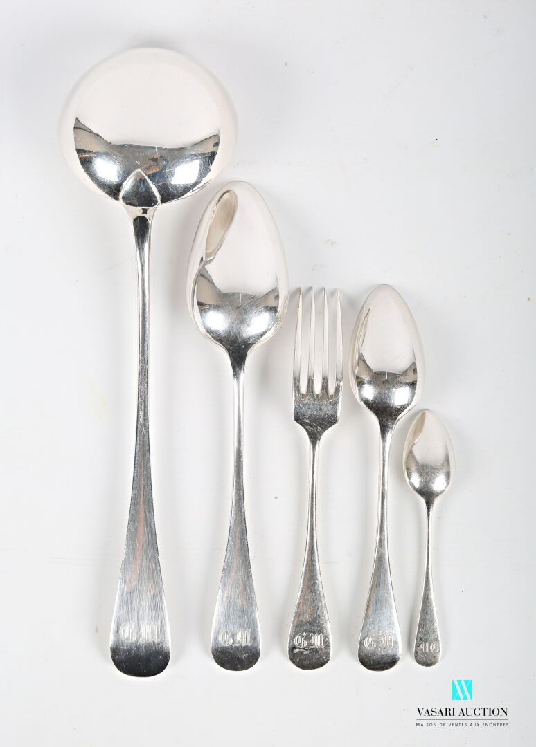 Null 镀银金属家用套装，朴素的手柄上有一个数字，包括12个餐勺，12个茶匙，一个炖汤勺和一个勺子

金匠：Christoffel