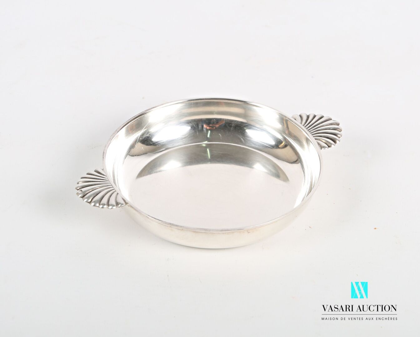 Null 平底圆型银质汤匙，主体平坦，边缘有圆角，手柄为贝壳形。

重量：101.40克 - 直径：12.2厘米