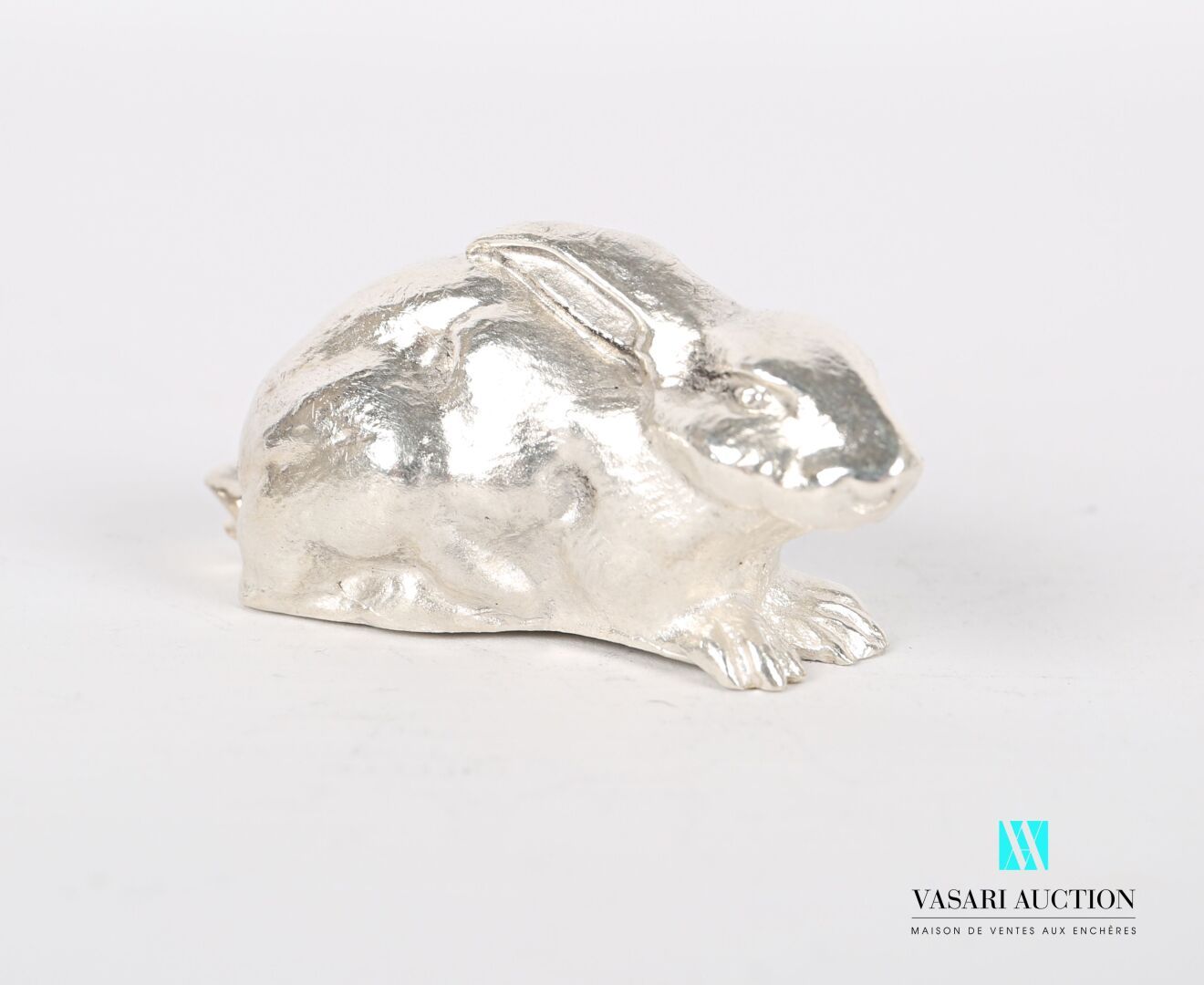 Null Silbersubjekt, das einen liegenden Hasen darstellt.

Gewicht: 106,20 g.

Lä&hellip;