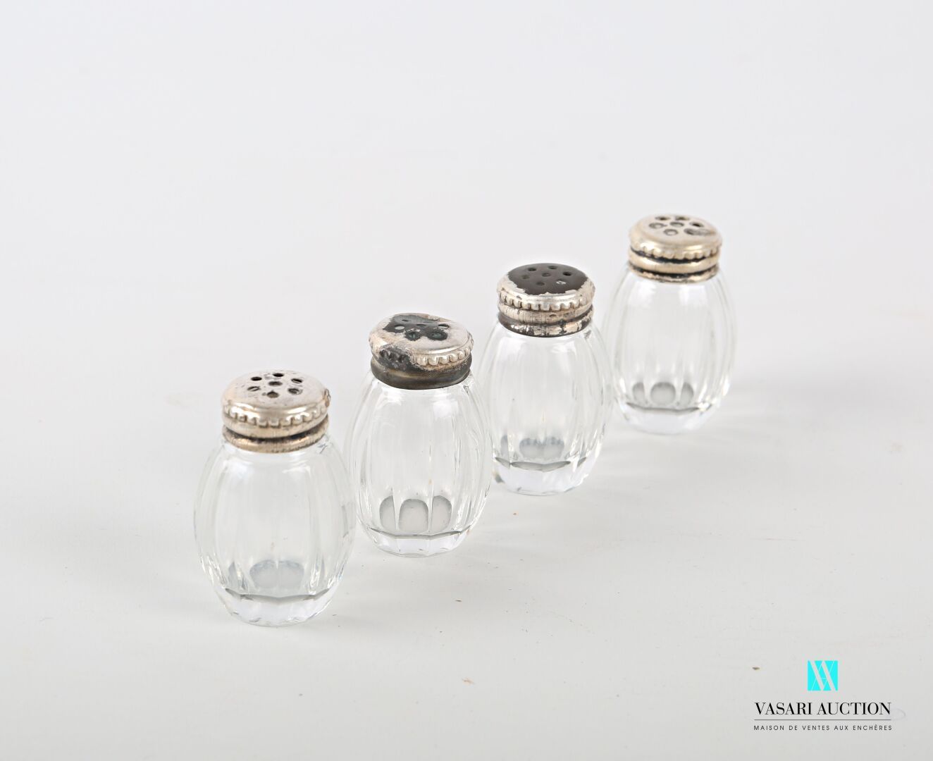Null Suite aus vier eiförmigen Glassalons, die Fassung aus Silber.

(Oxidation u&hellip;
